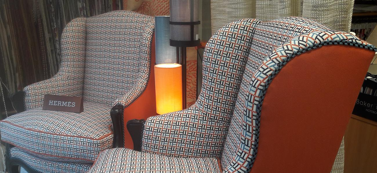 Fauteuils bergère habillés de tissus d'exception dans le showroom de l'atelier
