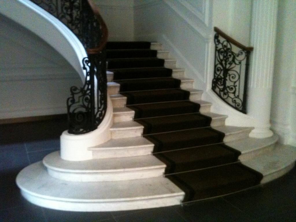 Tapis d'escalier posé sur mesure