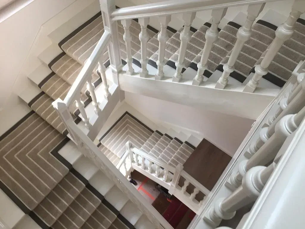 Chemin d'escalier et moquette posés sur mesure